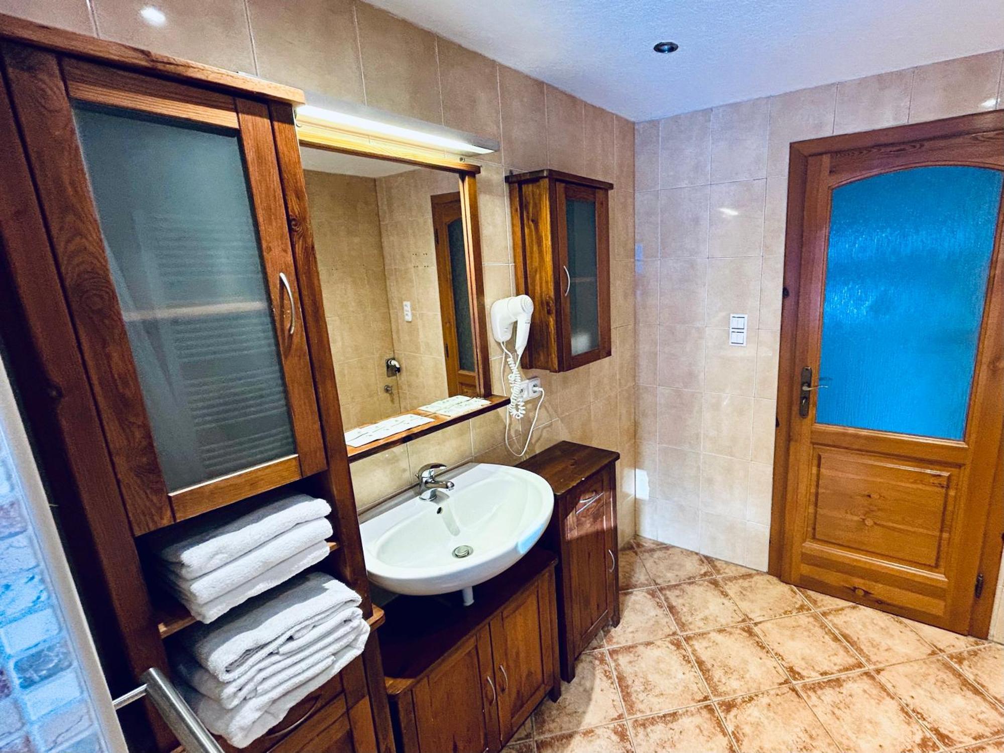 Dvur Stran & Wellness Otel Karlovy Vary Dış mekan fotoğraf